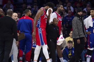 Joel Embiid, qui se tient le visage, souffre d'une fracture des sinus KEYSTONE/AP/Chris Szagola